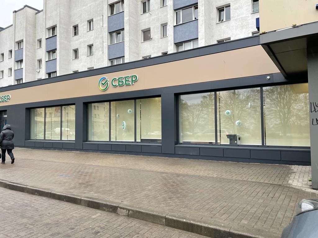 Рулонные шторы на панорамном остеклении банка